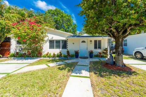 House in Fort Lauderdale, Florida 3 bedrooms, 131.74 sq.m. № 2063239 - photo 3