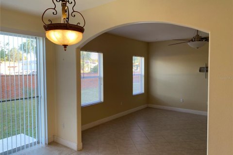 Villa ou maison à vendre à Tampa, Floride: 4 chambres, 248.23 m2 № 2418947 - photo 5