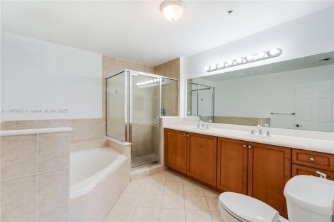 Condo in Miami, Florida, 2 bedrooms  № 1893549 - photo 6