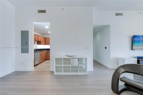 Condo in Miami, Florida, 2 bedrooms  № 1893549 - photo 16