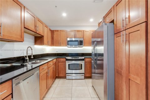Condo in Miami, Florida, 2 bedrooms  № 1893549 - photo 5