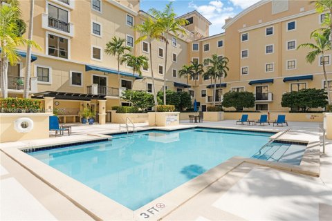 Condo in Miami, Florida, 2 bedrooms  № 1893549 - photo 9