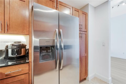 Condo in Miami, Florida, 2 bedrooms  № 1893549 - photo 13