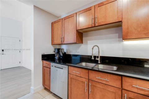 Condo in Miami, Florida, 2 bedrooms  № 1893549 - photo 14