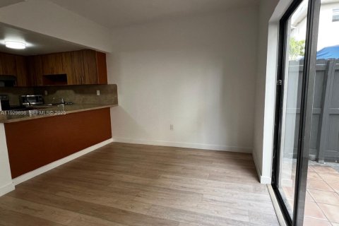 Снять в аренду таунхаус в Хайалиа, Флорида 2 спальни, 84.82м2, № 1989380 - фото 3