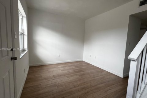 Снять в аренду таунхаус в Хайалиа, Флорида 2 спальни, 84.82м2, № 1989380 - фото 4