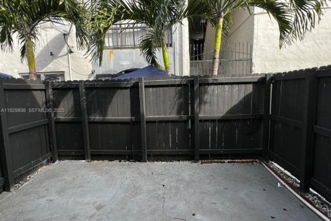 Снять в аренду таунхаус в Хайалиа, Флорида 2 спальни, 84.82м2, № 1989380 - фото 8