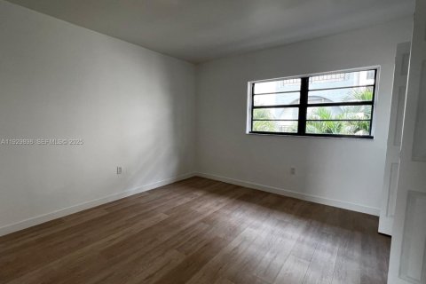 Снять в аренду таунхаус в Хайалиа, Флорида 2 спальни, 84.82м2, № 1989380 - фото 6