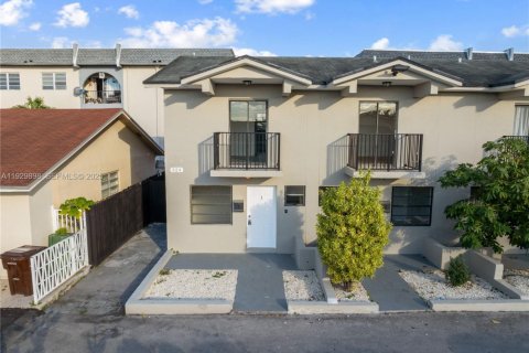 Снять в аренду таунхаус в Хайалиа, Флорида 2 спальни, 84.82м2, № 1989380 - фото 1
