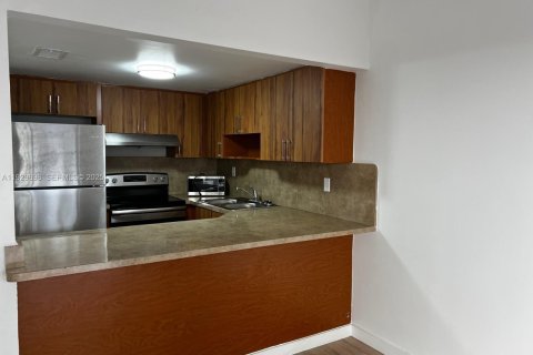 Снять в аренду таунхаус в Хайалиа, Флорида 2 спальни, 84.82м2, № 1989380 - фото 2