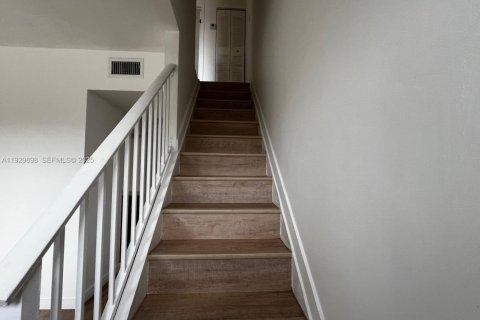 Снять в аренду таунхаус в Хайалиа, Флорида 2 спальни, 84.82м2, № 1989380 - фото 5