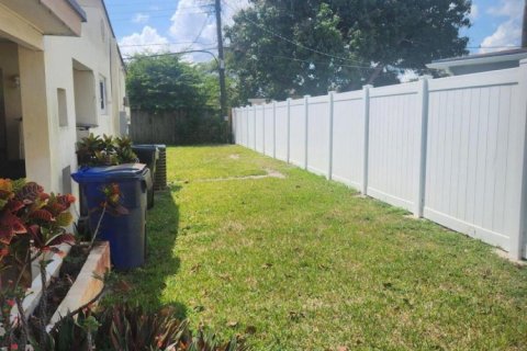 House in Fort Lauderdale, Florida 2 bedrooms, 105.26 sq.m. № 1174176 - photo 1