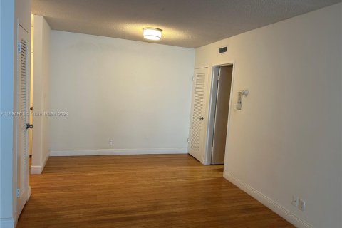 Condo in Surfside, Florida, 1 bedroom  № 1708338 - photo 11