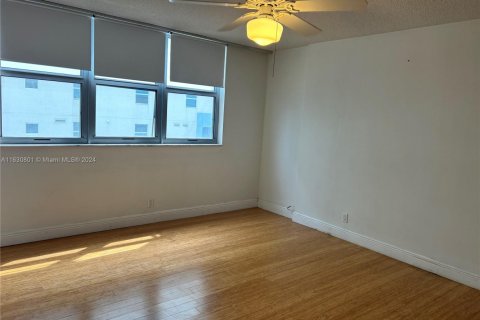 Condo in Surfside, Florida, 1 bedroom  № 1708338 - photo 2
