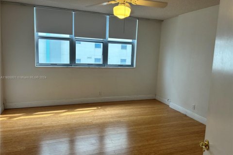Condo in Surfside, Florida, 1 bedroom  № 1708338 - photo 9