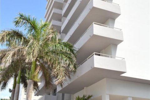 Condo in Surfside, Florida, 1 bedroom  № 1708338 - photo 1