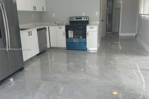 House in Hollywood, Florida 4 bedrooms, 86.96 sq.m. № 1865640 - photo 11