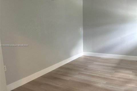 House in Hollywood, Florida 4 bedrooms, 86.96 sq.m. № 1865640 - photo 19