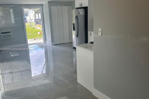 House in Hollywood, Florida 4 bedrooms, 86.96 sq.m. № 1865640 - photo 15