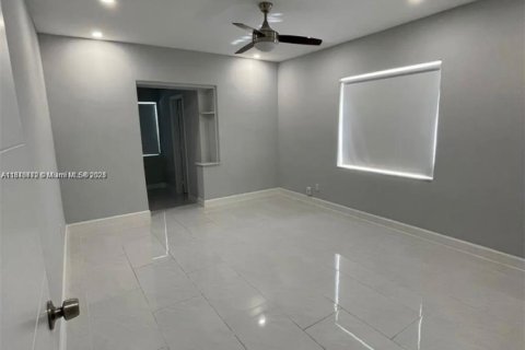 House in Hollywood, Florida 4 bedrooms, 86.96 sq.m. № 1865640 - photo 5