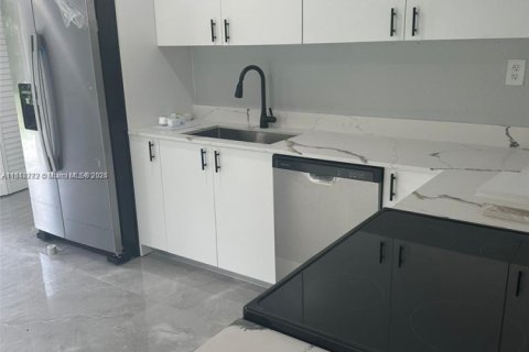 House in Hollywood, Florida 4 bedrooms, 86.96 sq.m. № 1865640 - photo 10