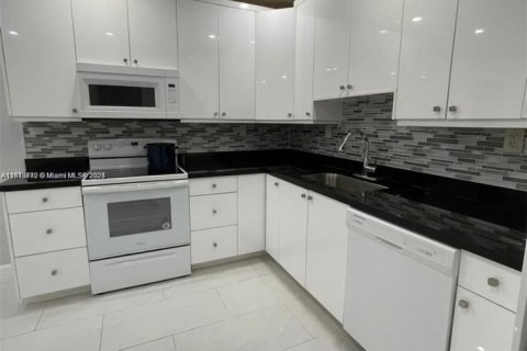 House in Hollywood, Florida 4 bedrooms, 86.96 sq.m. № 1865640 - photo 3