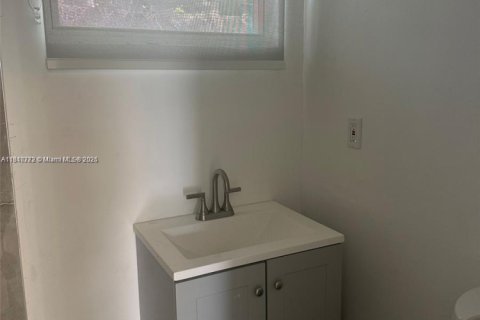 House in Hollywood, Florida 4 bedrooms, 86.96 sq.m. № 1865640 - photo 17