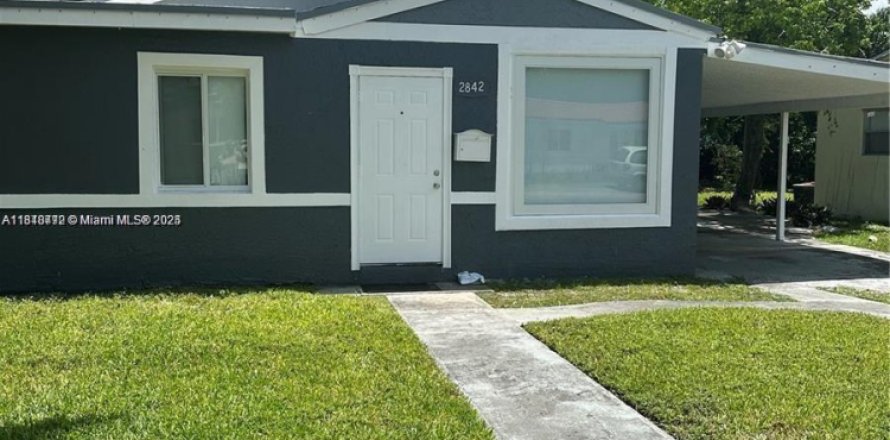 House in Hollywood, Florida 4 bedrooms, 86.96 sq.m. № 1865640