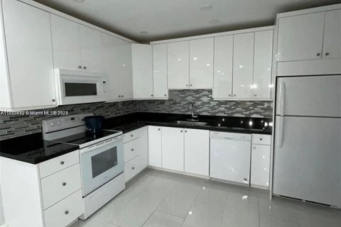 House in Hollywood, Florida 4 bedrooms, 86.96 sq.m. № 1865640 - photo 4