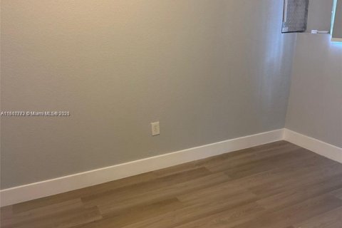 House in Hollywood, Florida 4 bedrooms, 86.96 sq.m. № 1865640 - photo 16