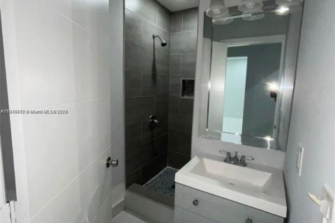 House in Hollywood, Florida 4 bedrooms, 86.96 sq.m. № 1865640 - photo 8