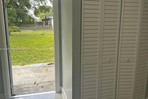 House in Hollywood, Florida 4 bedrooms, 86.96 sq.m. № 1865640 - photo 9