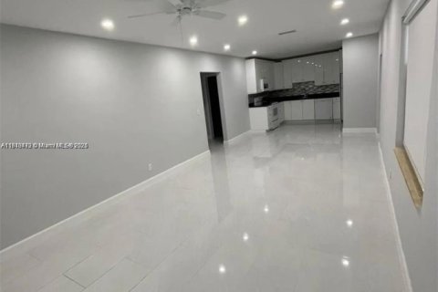 House in Hollywood, Florida 4 bedrooms, 86.96 sq.m. № 1865640 - photo 2