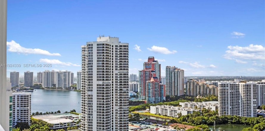 Condo à Aventura, Floride, 2 chambres  № 2082892