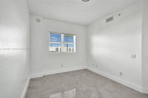 Condo in North Miami, Florida, 3 bedrooms  № 1935760 - photo 12