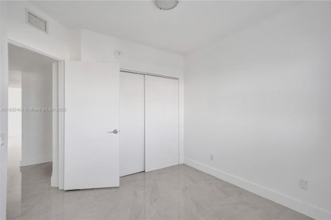 Condo in North Miami, Florida, 3 bedrooms  № 1935760 - photo 15