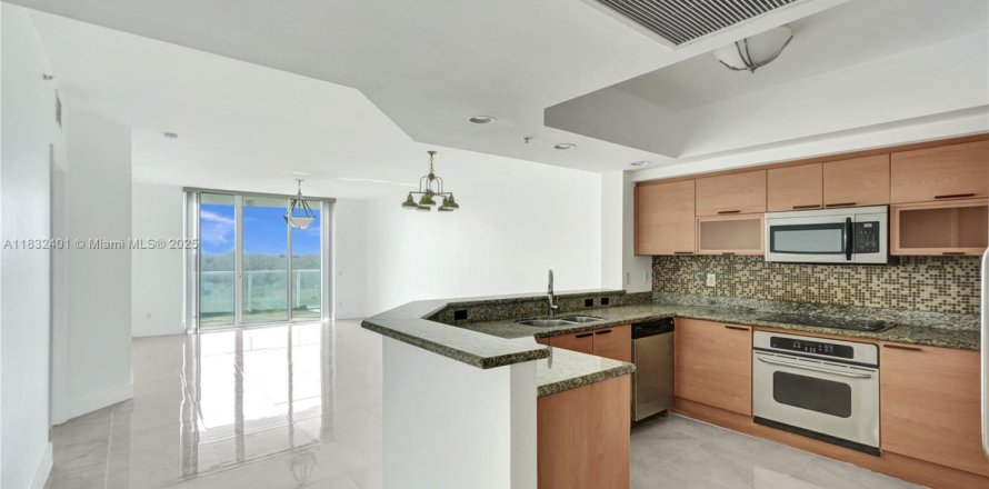 Condo in North Miami, Florida, 3 bedrooms  № 1935760