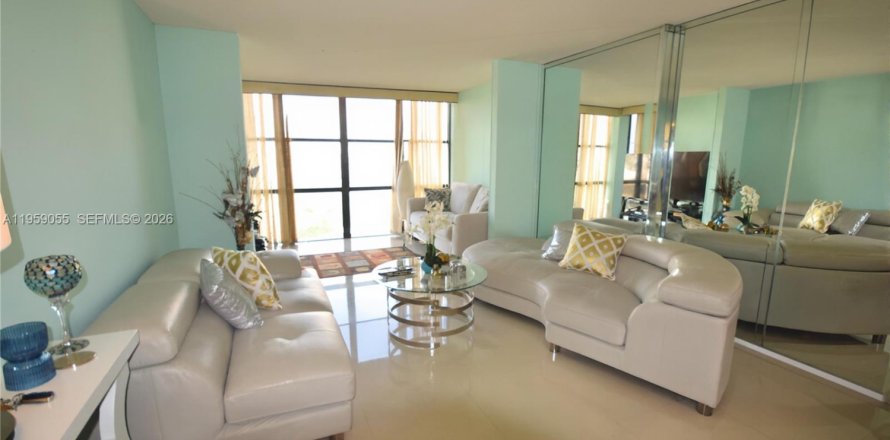 Condo in Hallandale Beach, Florida, 1 bedroom  № 2018062