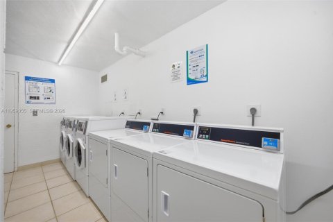 Condo in Hallandale Beach, Florida, 1 bedroom  № 2018062 - photo 21