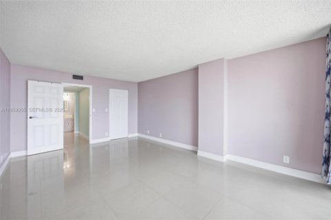 Condo in Hallandale Beach, Florida, 1 bedroom  № 2018062 - photo 18