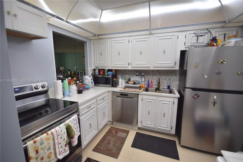 Condo in Hallandale Beach, Florida, 1 bedroom  № 2018062 - photo 4