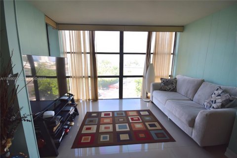 Condo in Hallandale Beach, Florida, 1 bedroom  № 2018062 - photo 3