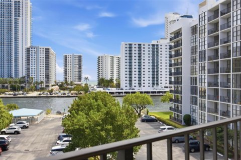 Condo in Hallandale Beach, Florida, 1 bedroom  № 2018062 - photo 13