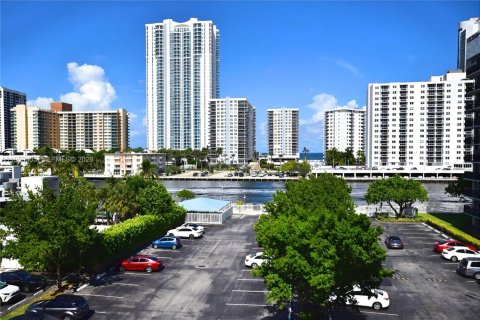 Condo in Hallandale Beach, Florida, 1 bedroom  № 2018062 - photo 10