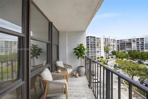 Condo in Hallandale Beach, Florida, 1 bedroom  № 2018062 - photo 12