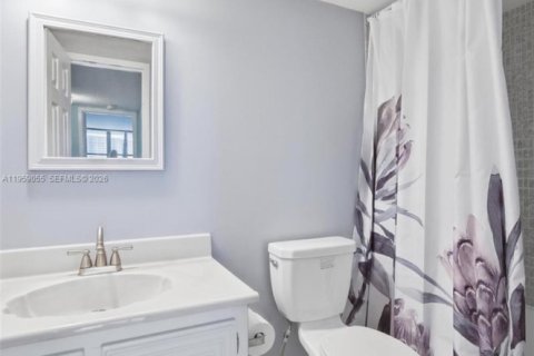 Condo in Hallandale Beach, Florida, 1 bedroom  № 2018062 - photo 20
