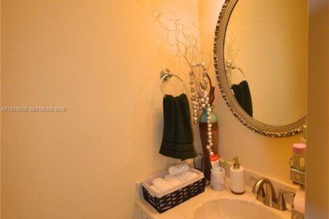 Condo in Hallandale Beach, Florida, 1 bedroom  № 2018062 - photo 5