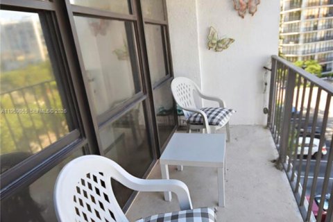 Condo in Hallandale Beach, Florida, 1 bedroom  № 2018062 - photo 9