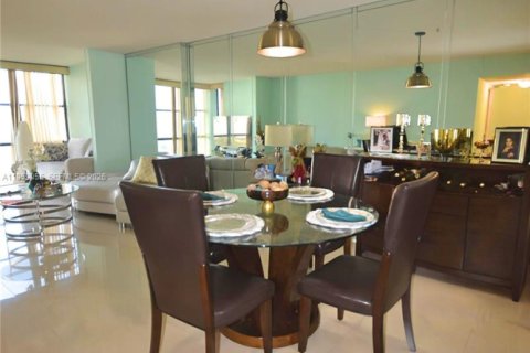 Condo in Hallandale Beach, Florida, 1 bedroom  № 2018062 - photo 2