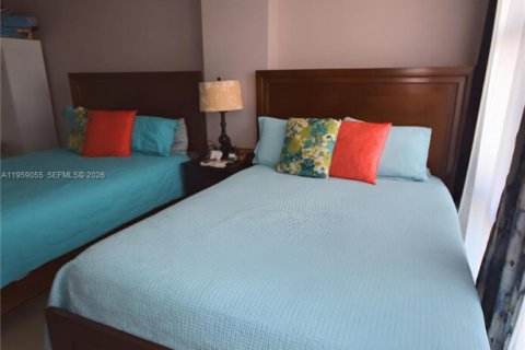 Condo in Hallandale Beach, Florida, 1 bedroom  № 2018062 - photo 6